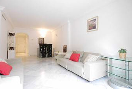 Ground Floor Apartment for sale Saint Andrews | Cabopino Marbella living room